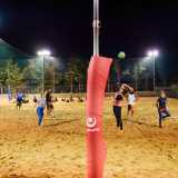 Quando arriviamo al centro sportivo, ci dirigiamo subito verso l�area destinata al beach volley. � dotata di quattro campi, tutti in sabbia, ben delimitati e �tagliati� a met� da una rete issata su due pali